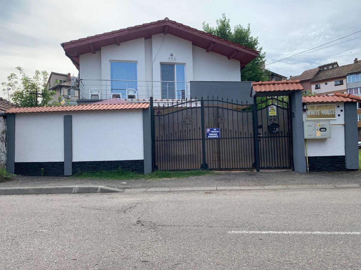 White House Guest House Hunedoara Bagian luar foto