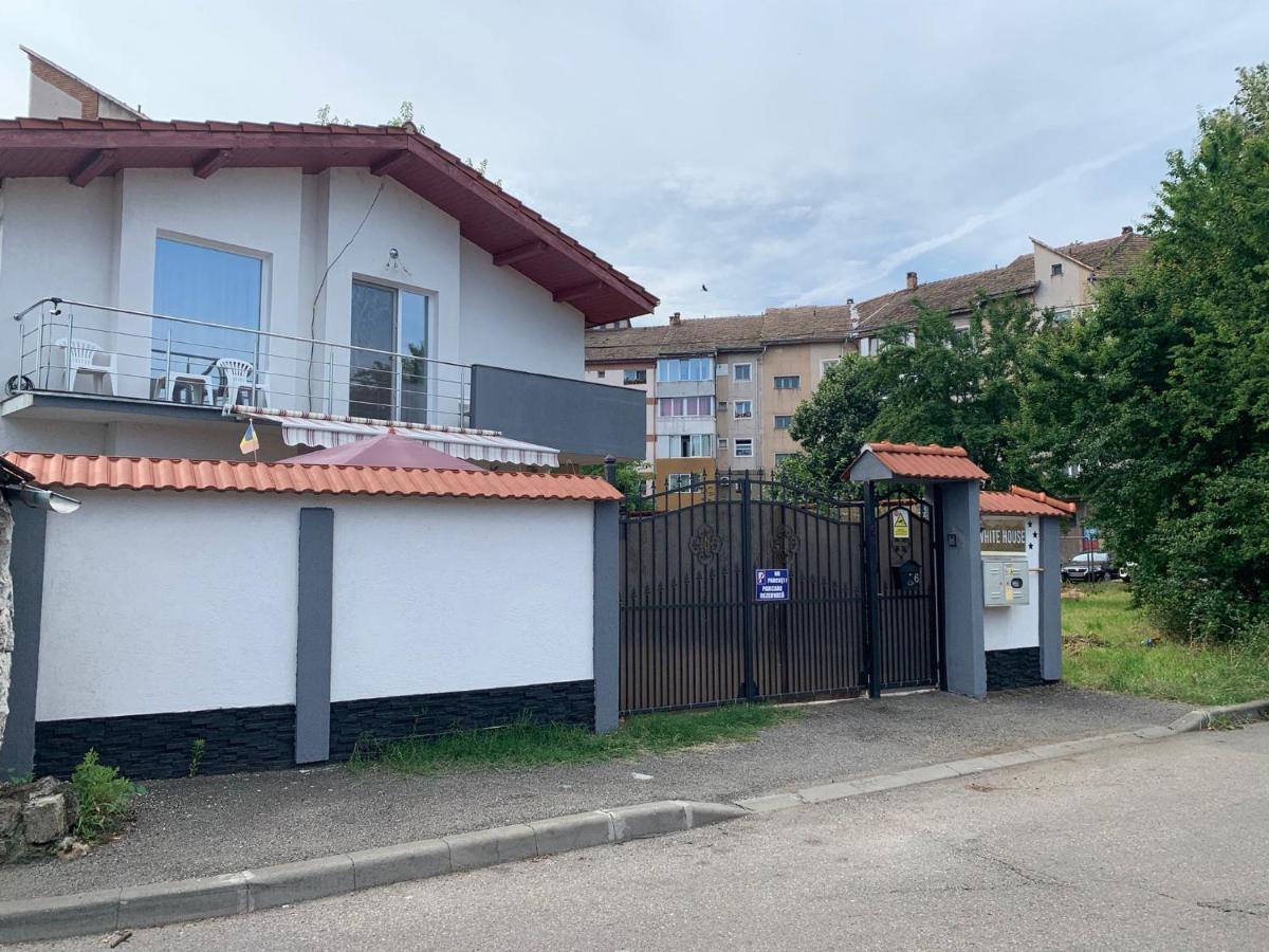 White House Guest House Hunedoara Bagian luar foto