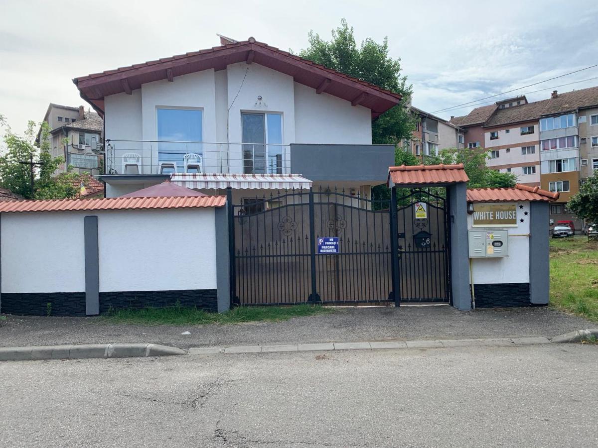 White House Guest House Hunedoara Bagian luar foto