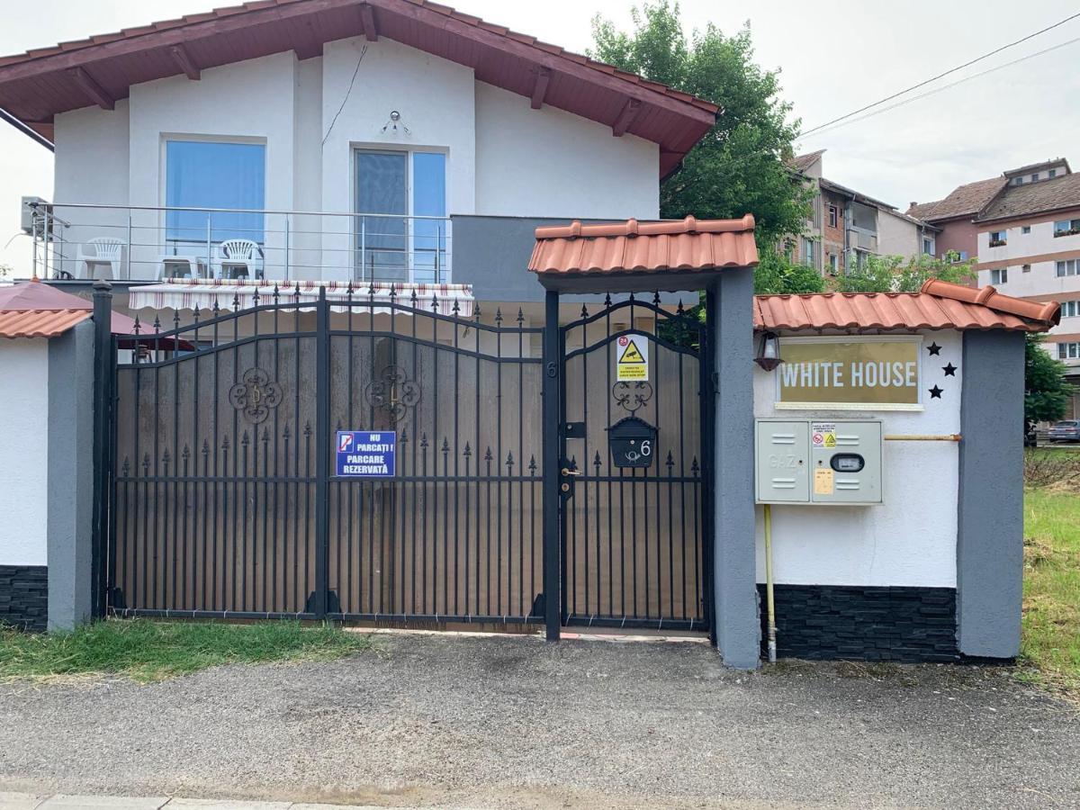 White House Guest House Hunedoara Bagian luar foto